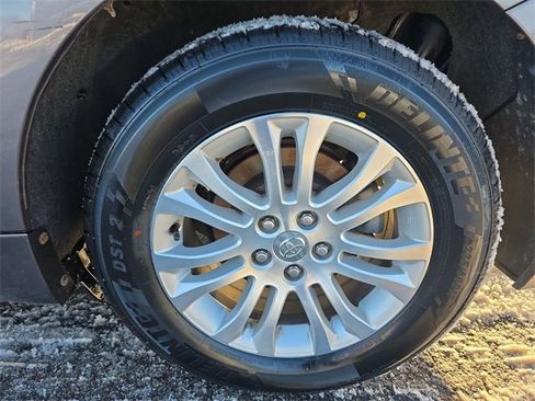 Used 2015 Toyota Sienna L image 10