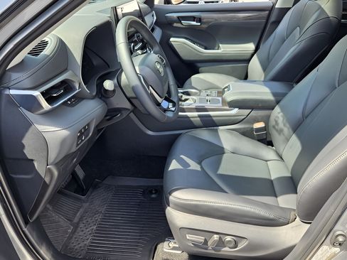 Used 2026 Toyota Highlander Limited AWD/4WD image 14