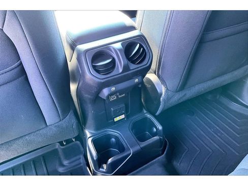 Used 2020 Jeep Wrangler Unlimited Sahara image 29