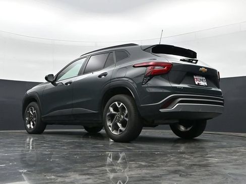 Used 2025 Chevrolet Trax LT w/ LT Convenience Package FWD image 43