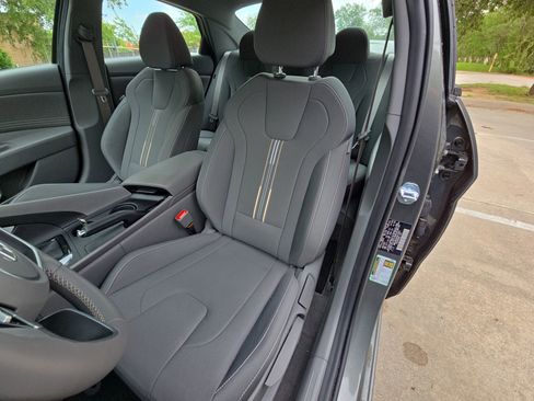 Used 2025 Hyundai Elantra Sport image 11