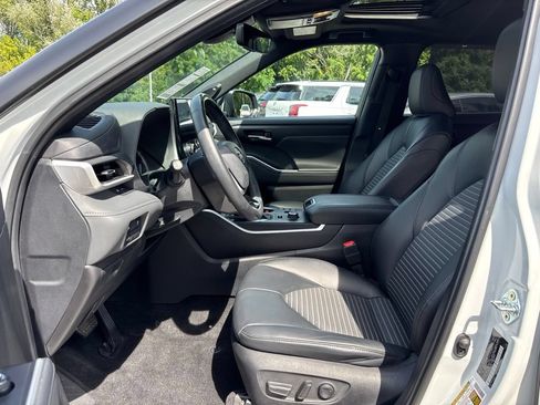 Used 2024 Toyota Highlander XSE AWD/4WD image 18