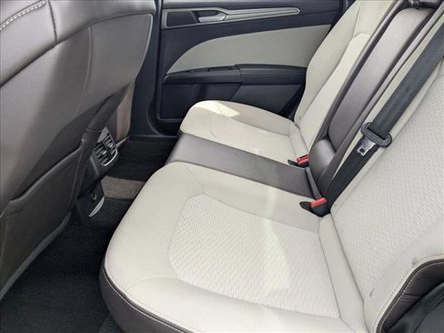 Used 2019 Ford Fusion SE w/ Equipment Group 151A FWD image 18