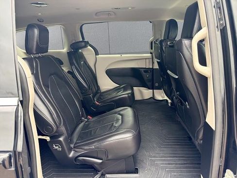 Used 2022 Chrysler Pacifica Touring-L w/ Uconnect Theater Family Group AWD/4WD image 15