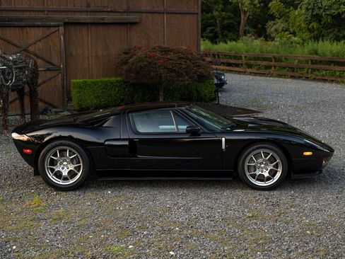 Used 2006 Ford GT RWD image 13