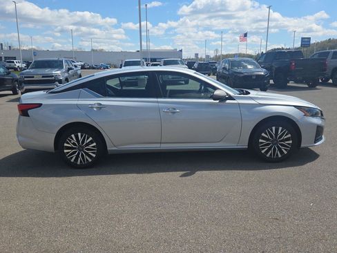 Used 2024 Nissan Altima 2.5 SV AWD/4WD image 9