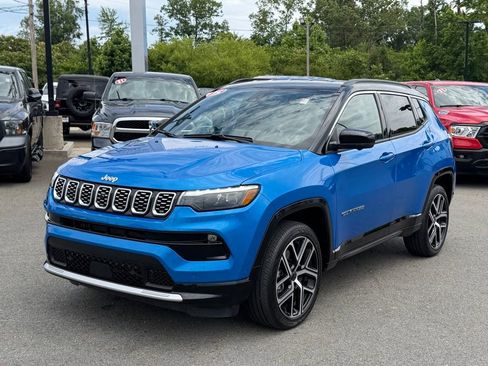 Used 2025 Jeep Compass Limited w/ Elite Group AWD/4WD image 9