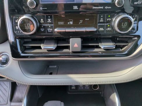 Used 2022 Toyota Highlander Limited AWD/4WD image 18
