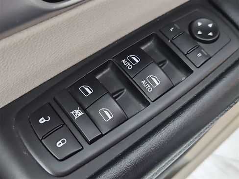 Used 2018 Chrysler Pacifica Touring Plus image 17