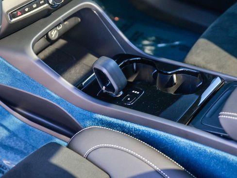 Used 2023 Volvo XC40 Recharge Plus image 22