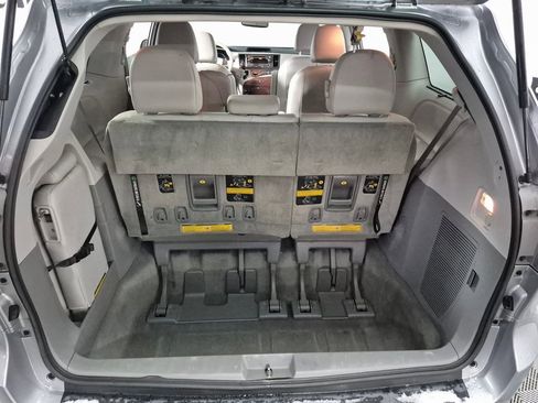 Used 2013 Toyota Sienna XLE image 9