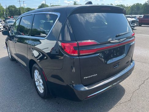 Used 2023 Chrysler Pacifica Touring-L FWD image 6