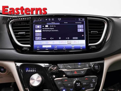 Used 2024 Chrysler Pacifica Touring-L FWD image 12