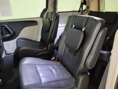 Used 2016 Chrysler Town & Country Touring image 43