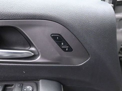 Used 2025 Chrysler Pacifica Select image 25