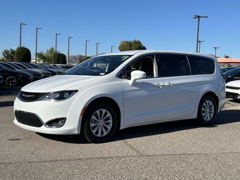 Used 2018 Chrysler Pacifica Touring Plus image 2