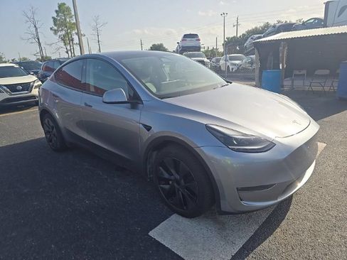 Used 2024 Tesla Model Y Long Range AWD/4WD image 3