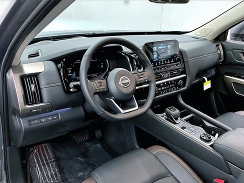 New 2025 Nissan Pathfinder Platinum image 6