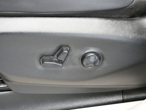 Used 2024 Chrysler Pacifica Touring-L image 4