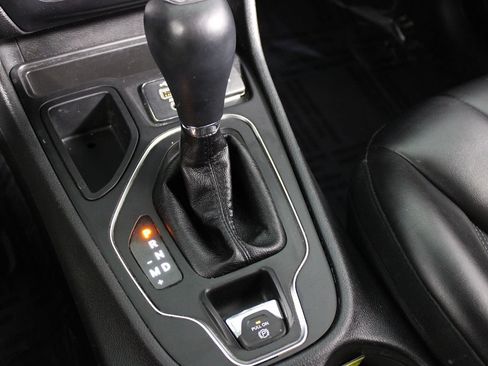 Used 2019 Jeep Cherokee Latitude Plus FWD image 21