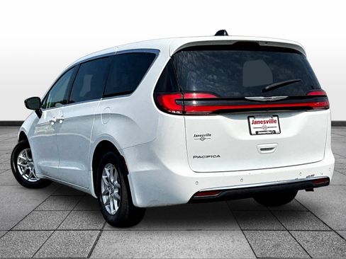 Used 2024 Chrysler Pacifica Touring-L FWD image 5