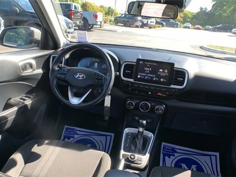 Used 2023 Hyundai Venue SEL image 21