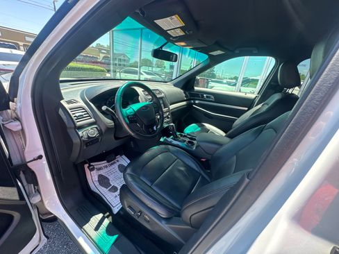 Used 2018 Ford Explorer XLT w/ Equipment Group 202A FWD image 7