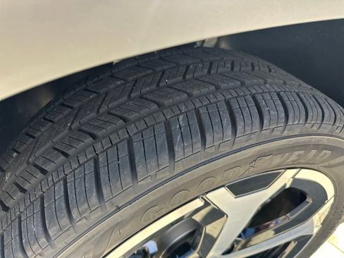 New 2025 Volkswagen Taos SEL image 28