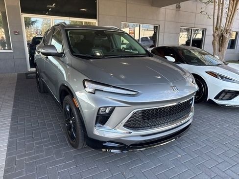 Used 2024 Buick Encore GX Sport Touring image 3