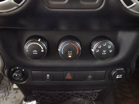 Used 2015 Jeep Wrangler Rubicon w/ Power Convenience Group AWD/4WD image 25