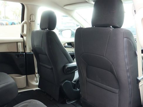 Used 2022 Chrysler Voyager LX image 28