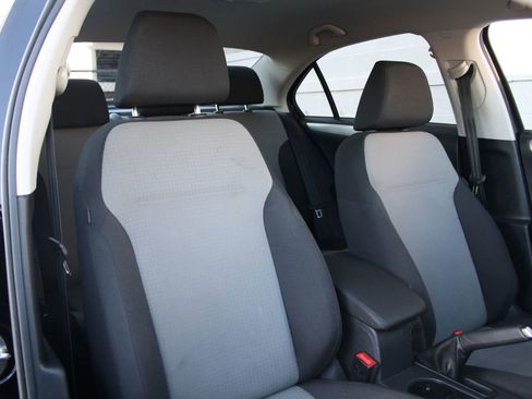 Used 2017 Volkswagen Jetta S image 9