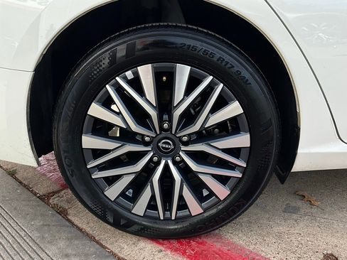 Used 2025 Nissan Altima 2.5 SV image 9