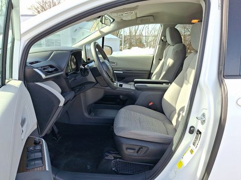 Used 2024 Toyota Sienna LE image 17
