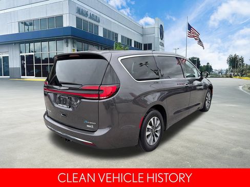 Used 2023 Chrysler Pacifica Touring-L FWD image 4