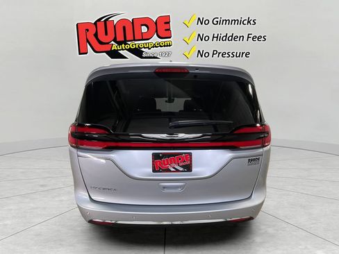 Used 2022 Chrysler Pacifica Touring-L FWD image 5