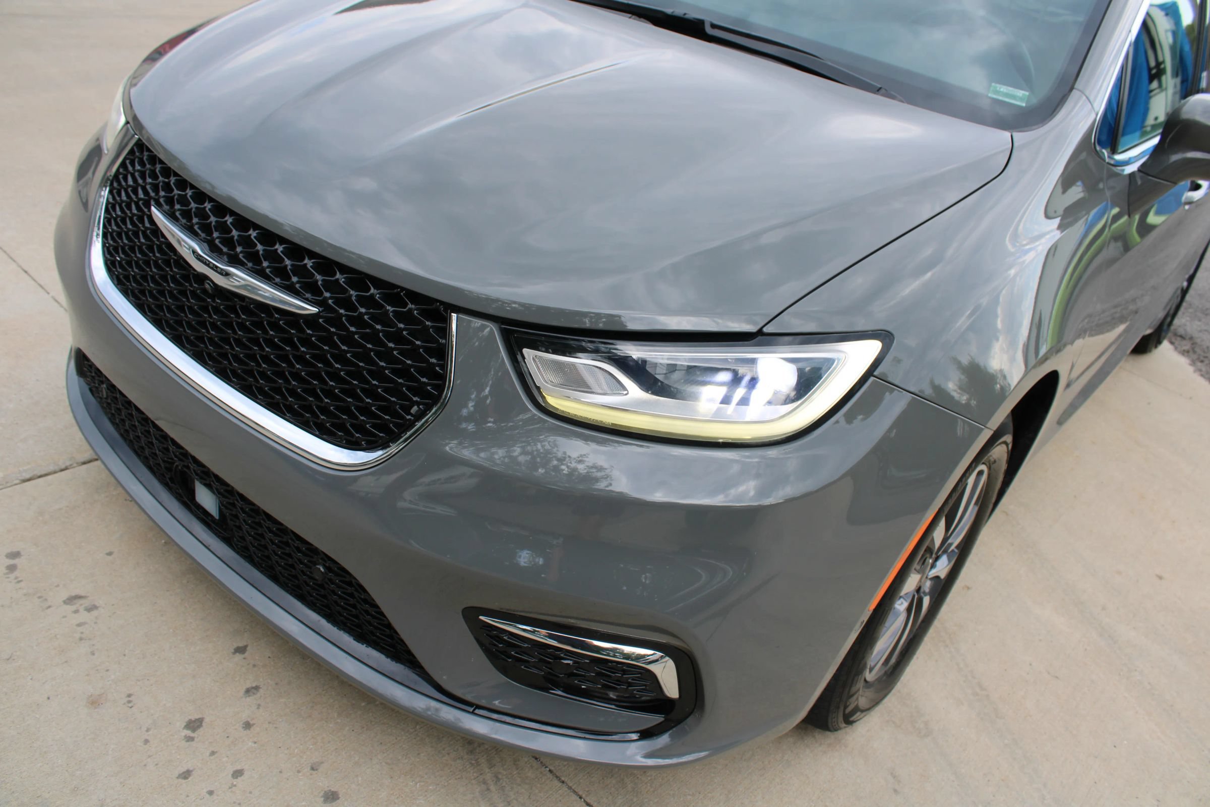 Used 2021 Chrysler Pacifica Touring-L w/ Premium & Safety Sphere Group FWD image 3