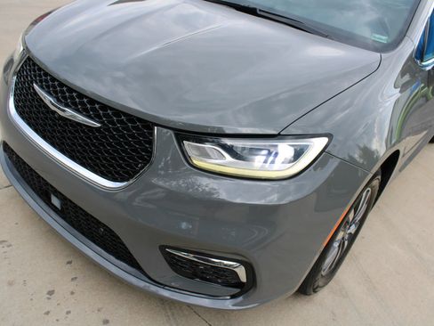 Used 2021 Chrysler Pacifica Touring-L w/ Premium & Safety Sphere Group FWD image 3