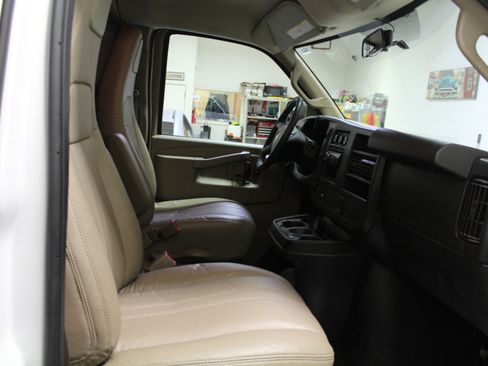 Used 2017 Chevrolet Express 2500 image 18