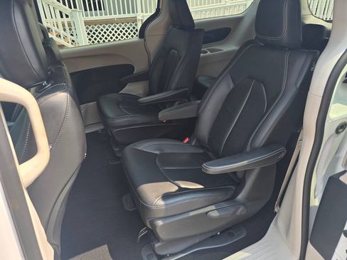 Used 2024 Chrysler Pacifica Limited FWD image 17
