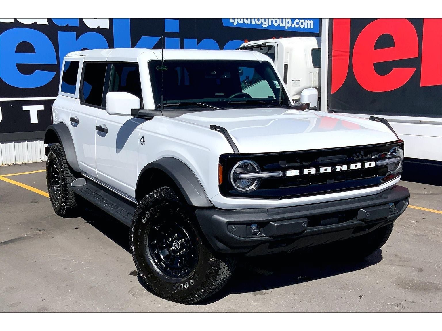 New 2026 Ford Bronco Outer Banks w/ Sasquatch Package AWD/4WD image 2