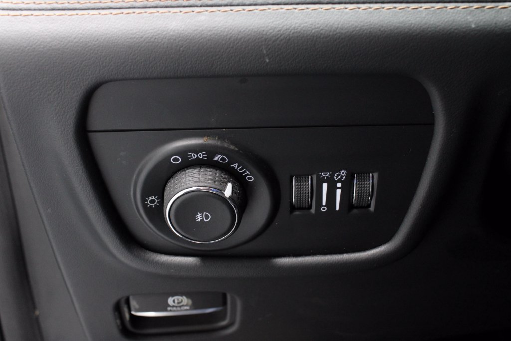 Used 2024 Jeep Grand Cherokee Summit AWD/4WD image 28