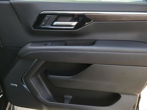 Used 2025 Chevrolet Suburban Premier RWD image 7