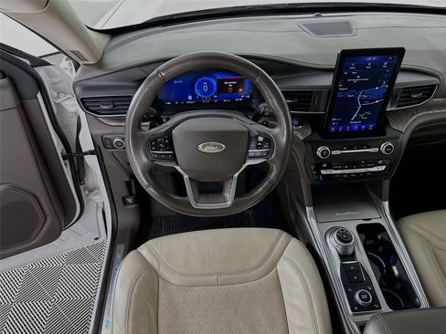 Used 2020 Ford Explorer Platinum w/ Premium Technology Package AWD/4WD image 2