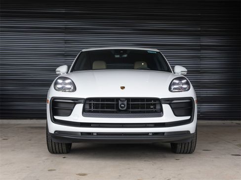 Used 2025 Porsche Macan image 4