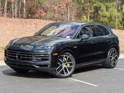 Certified 2025 Porsche Cayenne E-Hybrid image 1
