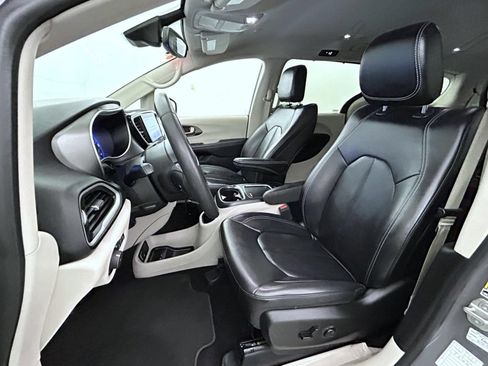 Certified 2023 Chrysler Pacifica Touring-L FWD image 10