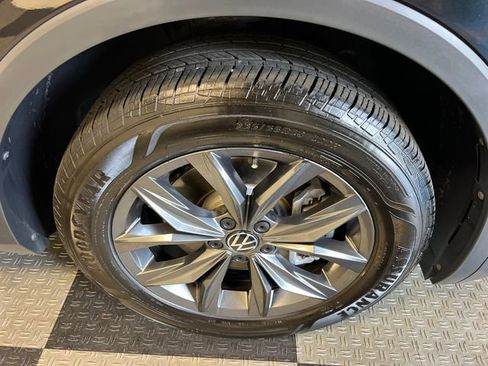 Certified 2023 Volkswagen Tiguan SE w/ Panoramic Sunroof Package FWD image 10