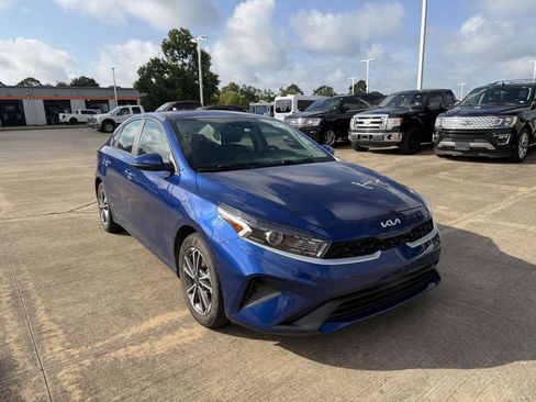 Used 2023 Kia Forte LXS w/ LXS Technology Package FWD image 2