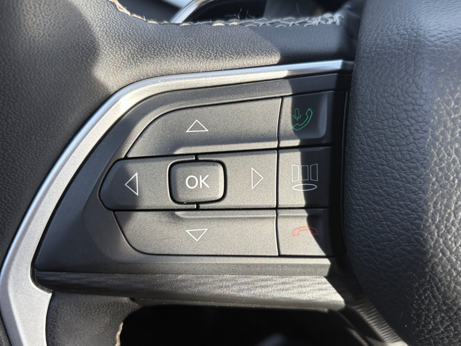 Used 2023 Jeep Grand Cherokee L Laredo AWD/4WD image 21